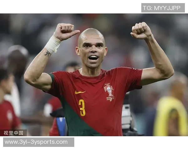 佩佩回忆初见C罗时光：17岁少年训练后啃苹果健身的故事