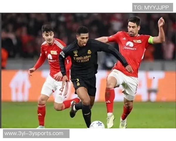 多特高层与球员赛后安慰小贝林厄姆因解围失误致拜仁进球